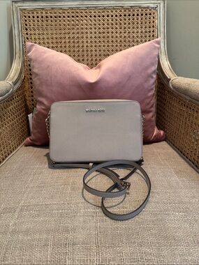 EUC Michael Kors Saffiano Jet Set Crossbody Bag in Taupe